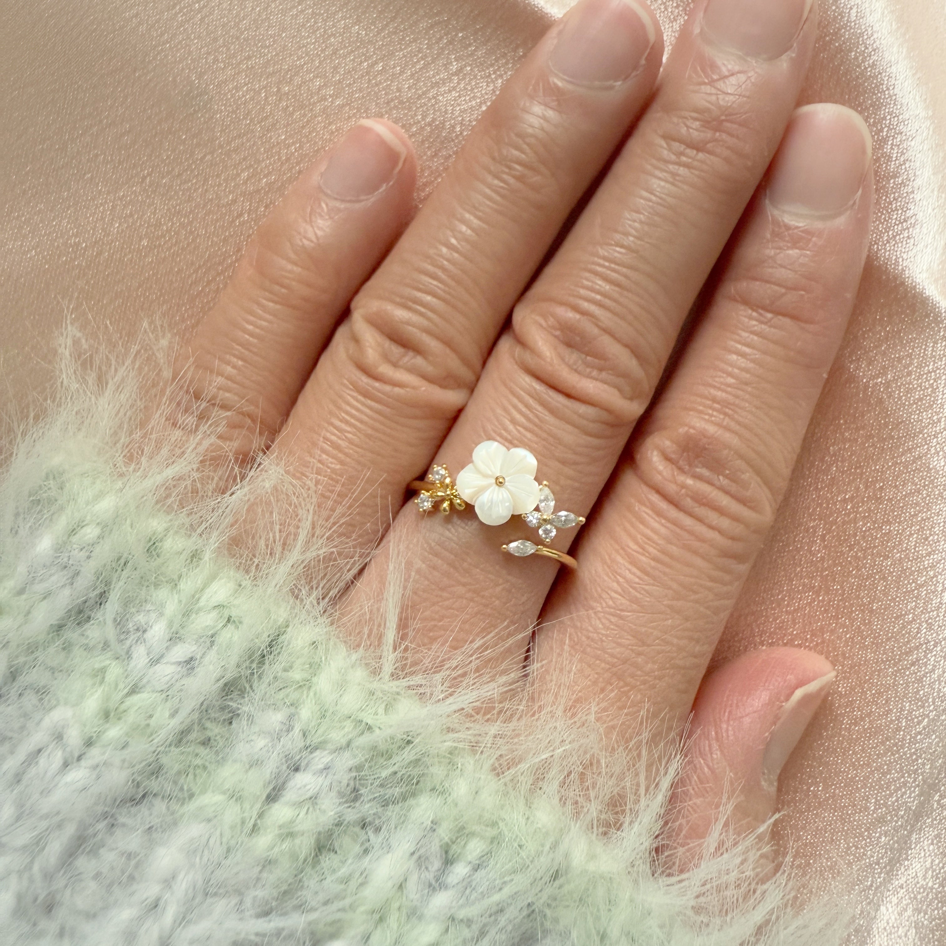 Mother-of-Pearl Petal Fantasy Gold Adjustable Ring