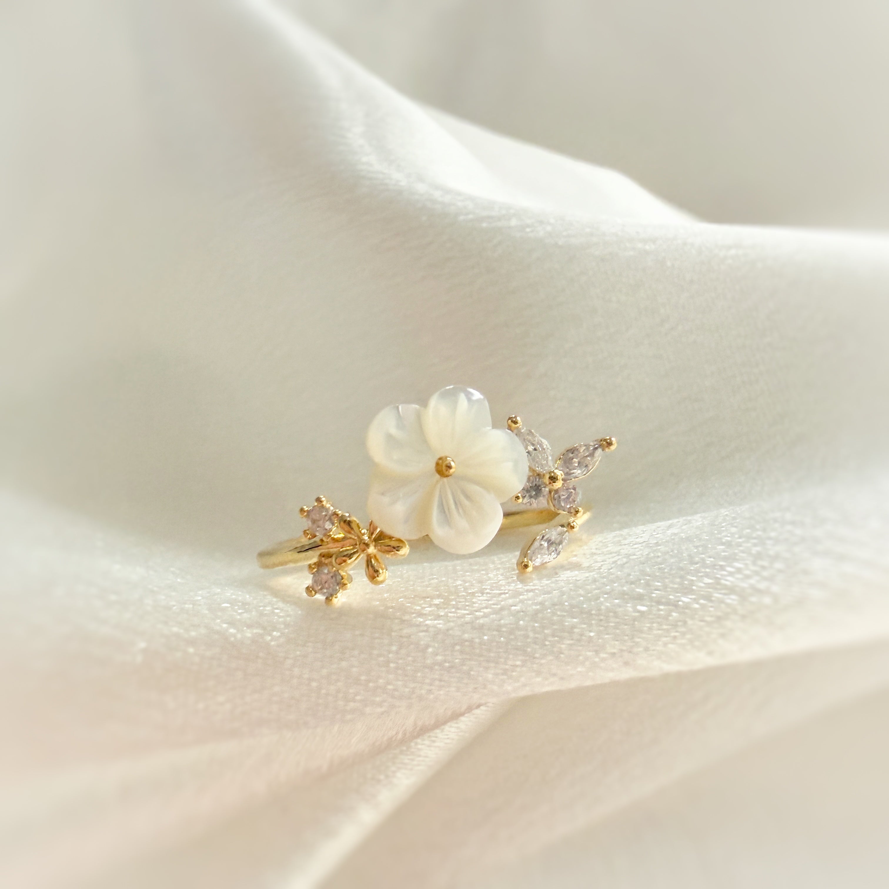 Mother-of-Pearl Petal Fantasy Gold Adjustable Ring