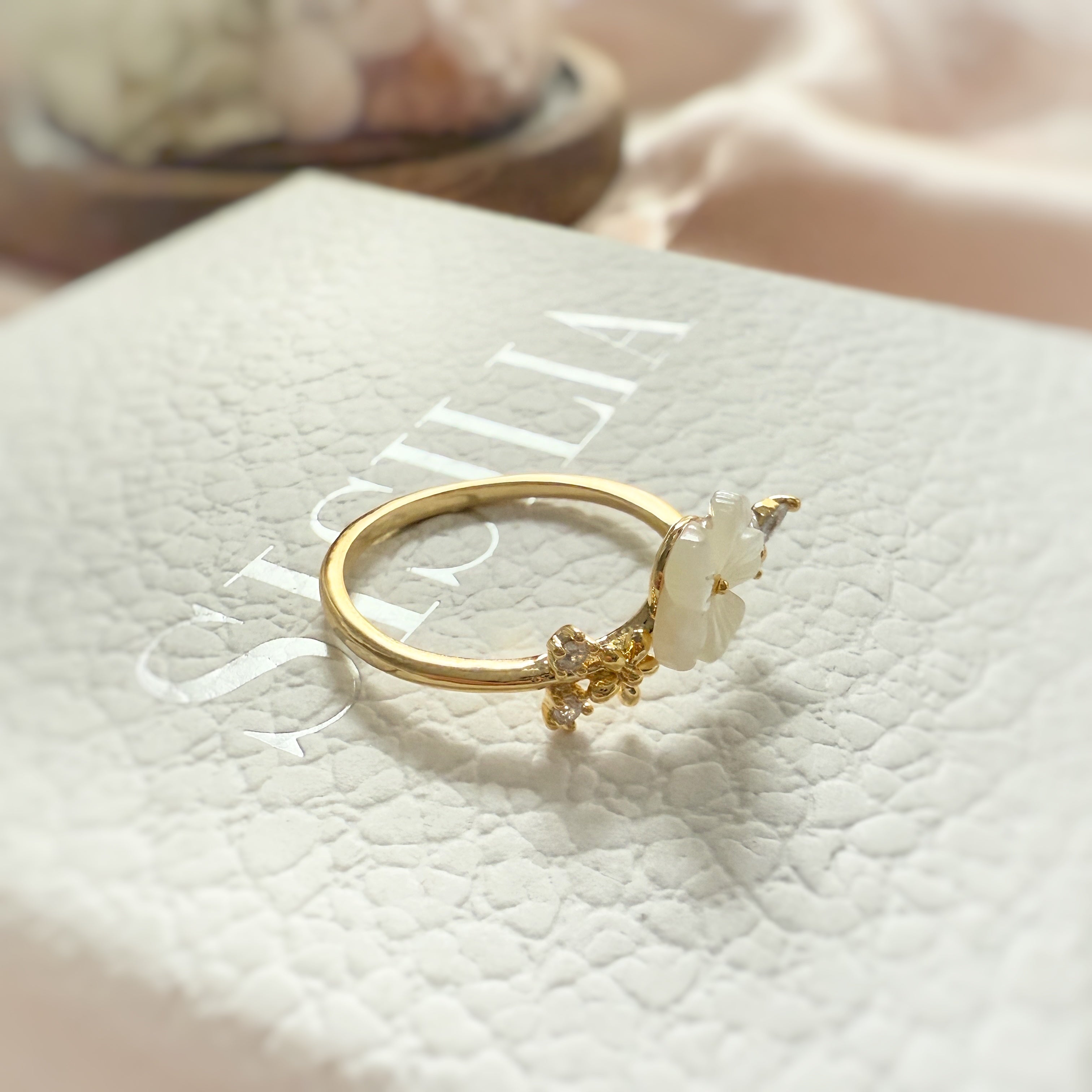 Mother-of-Pearl Petal Fantasy Gold Adjustable Ring
