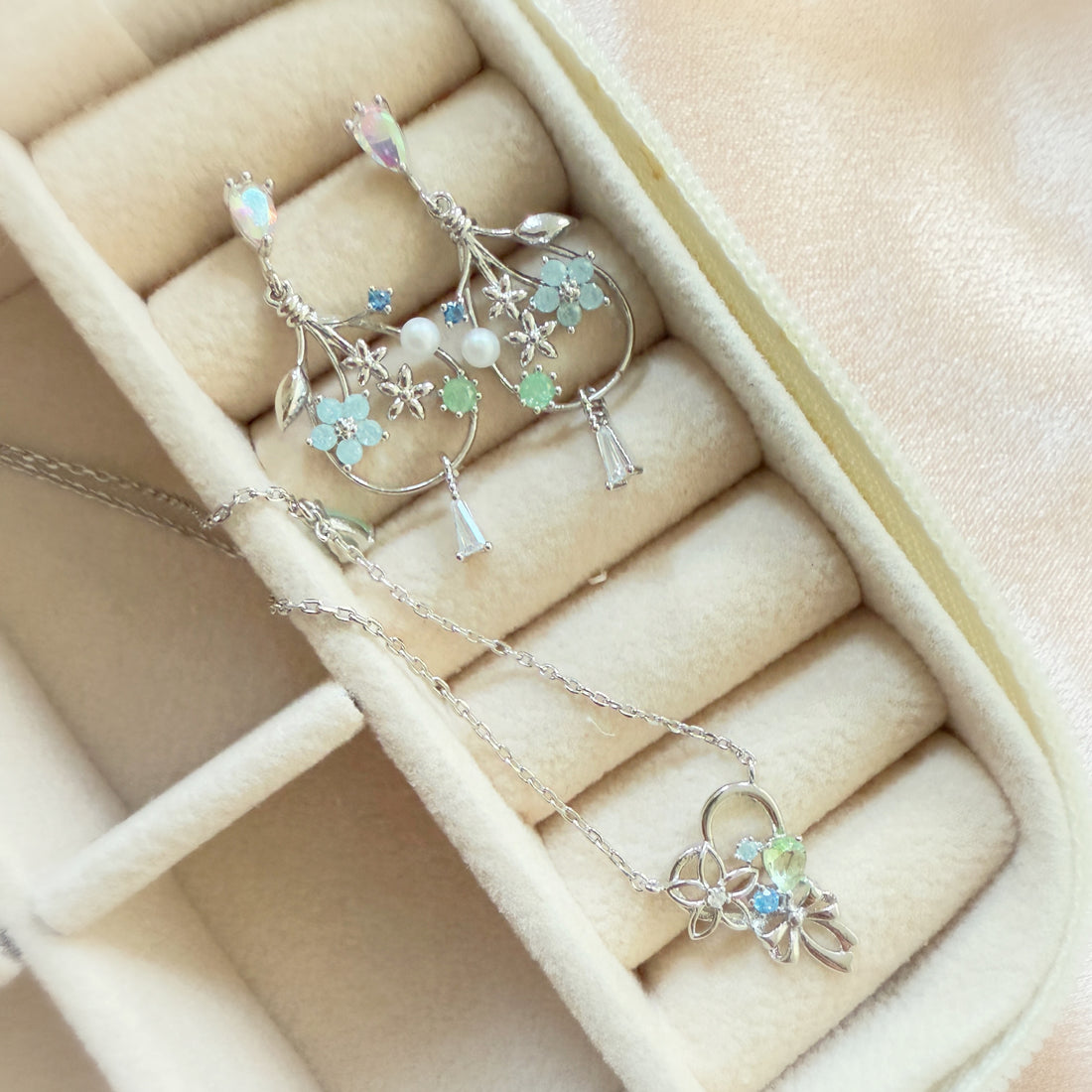 Cute and fairtale necklace and earring set. Crafted with aquamarine stones and sparkly crystals in dainty forget-me-not flower jewelry design for everyday wear and unique gift for her