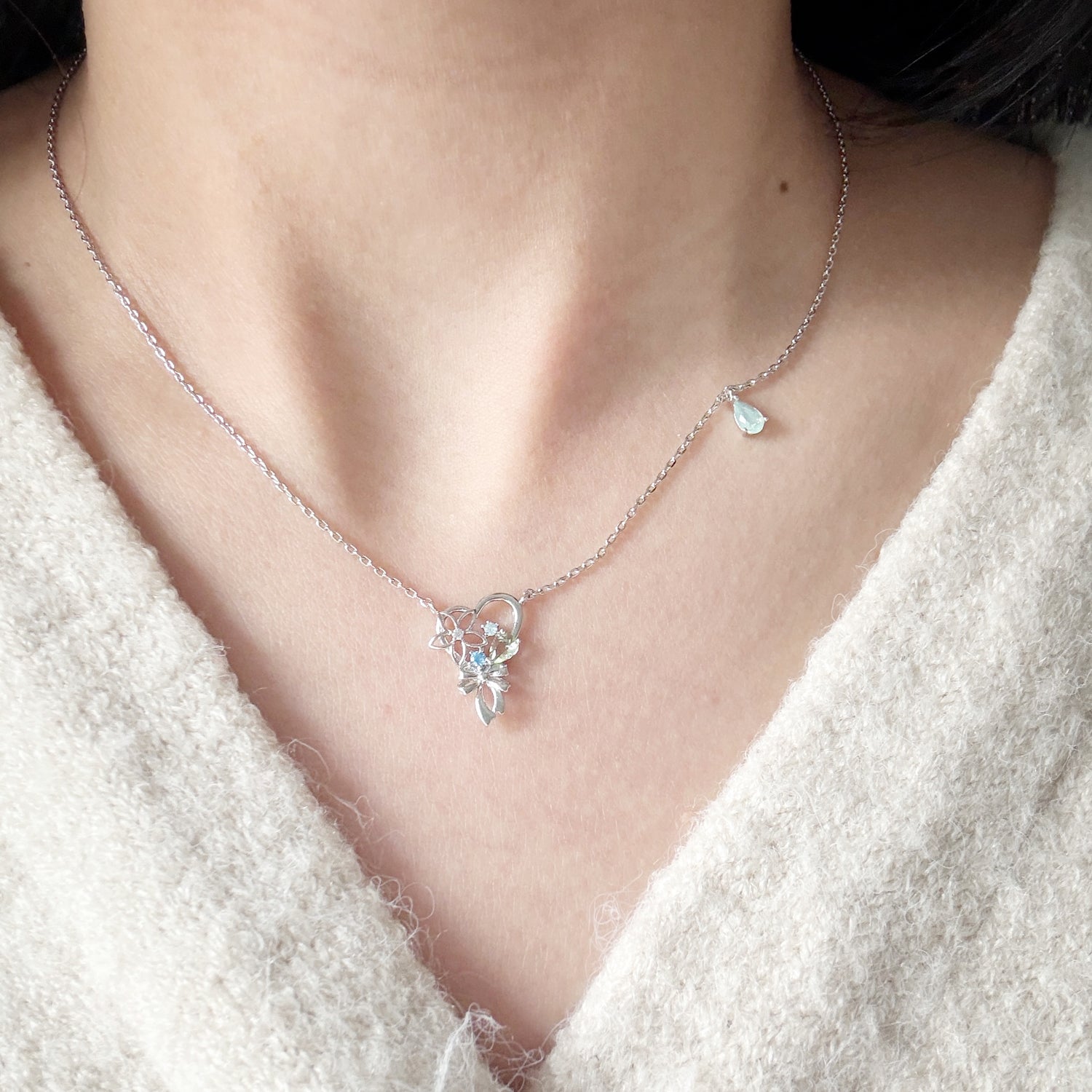 Silver tiny flower pendant necklace